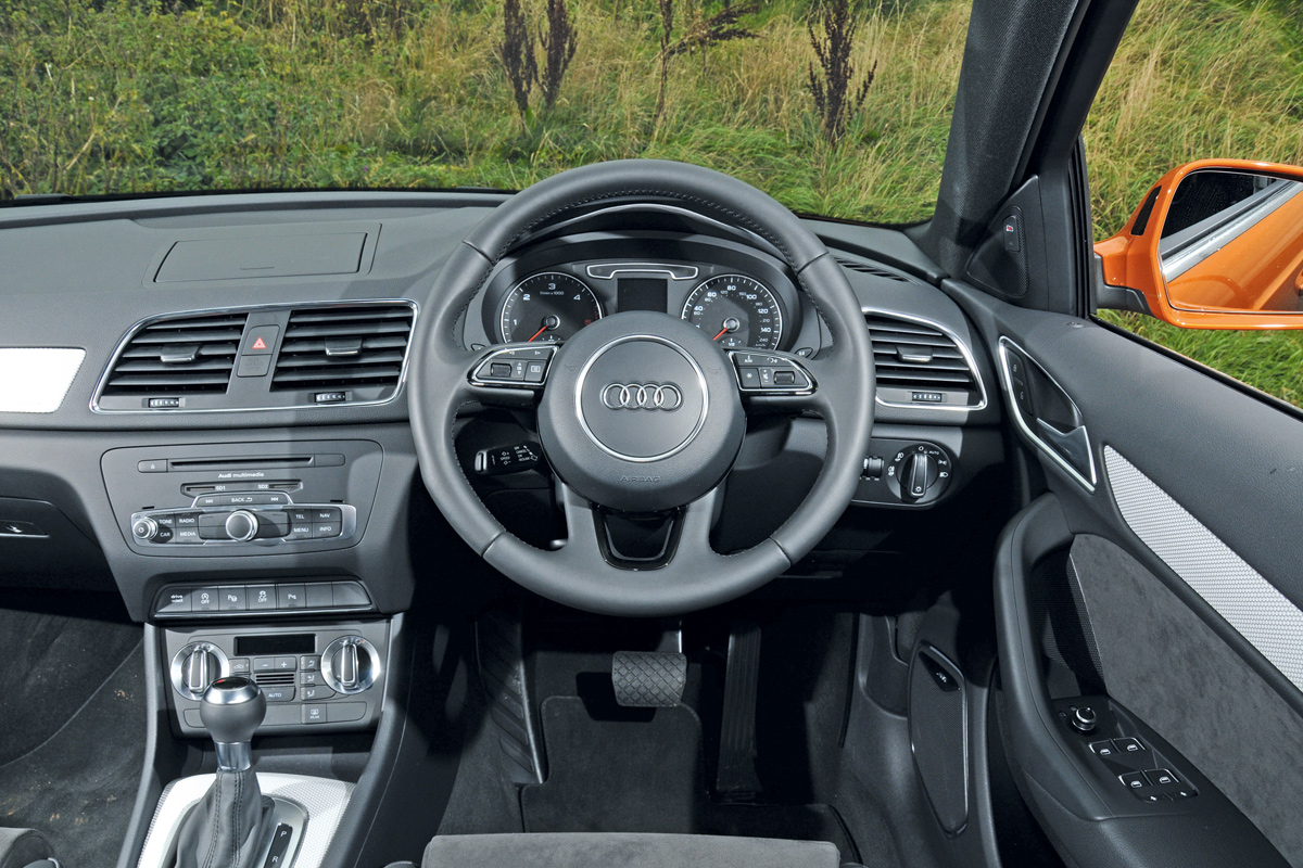 Audi Q3 2.0 TDI SE quattro dash