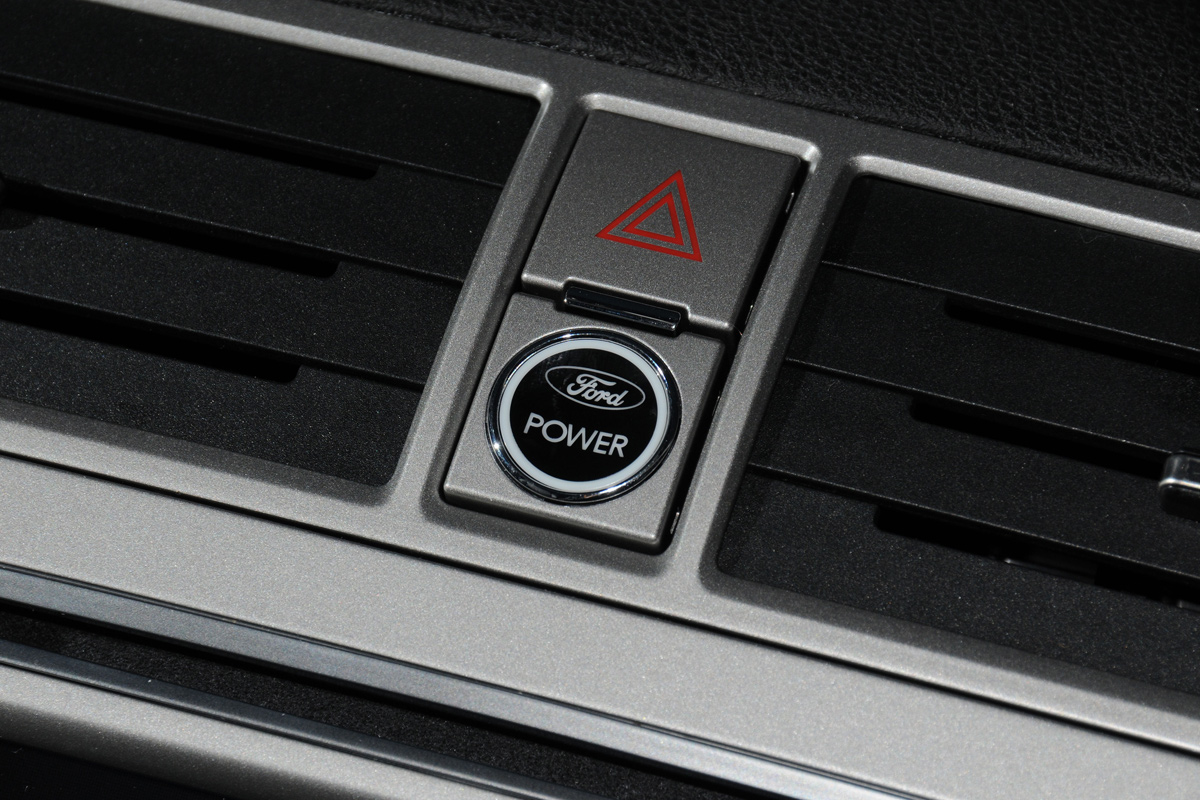 Ford Kuga 2.0 TDCi Titanium Auto detail