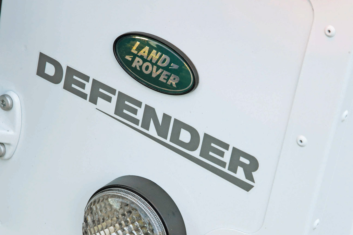 Land Rover Defender 2.2D XS badge