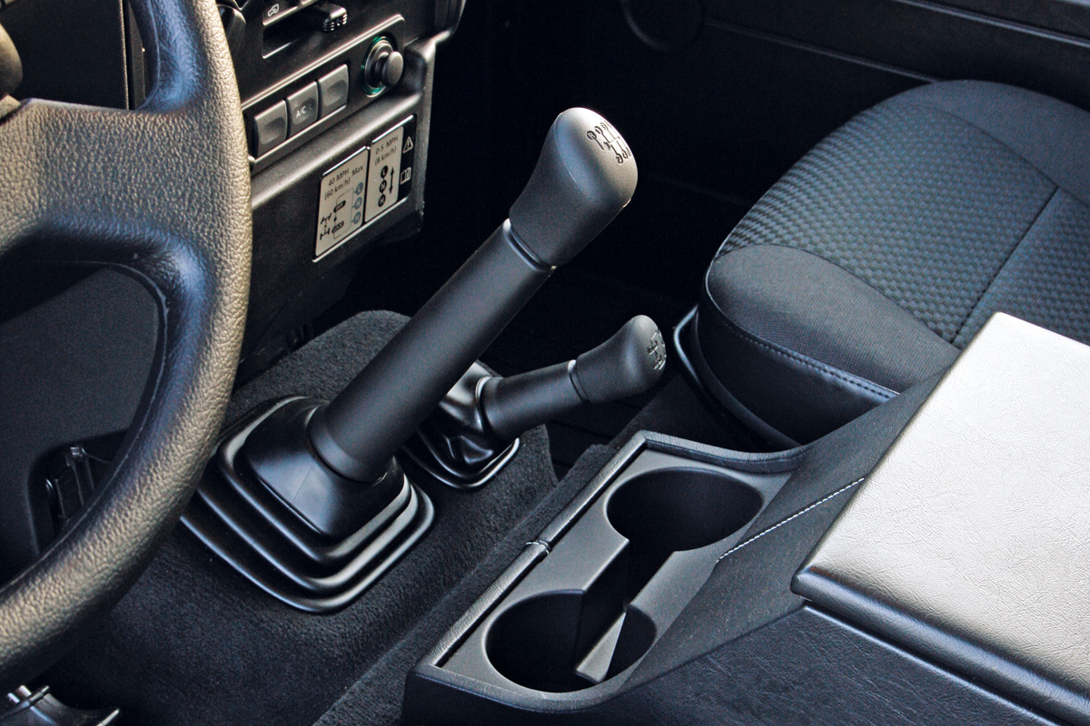Land Rover Defender 2.2D XS detail
