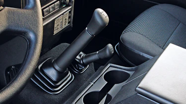Land Rover Defender 2.2D XS detail