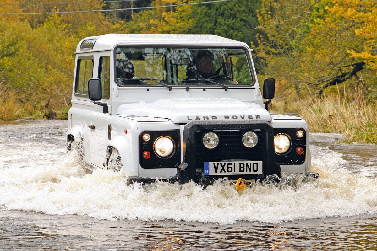 Land Rover Defender 2.2D XS front