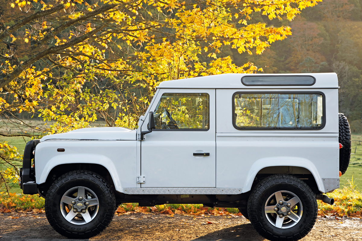 Land Rover Defender 2.2D XS profile