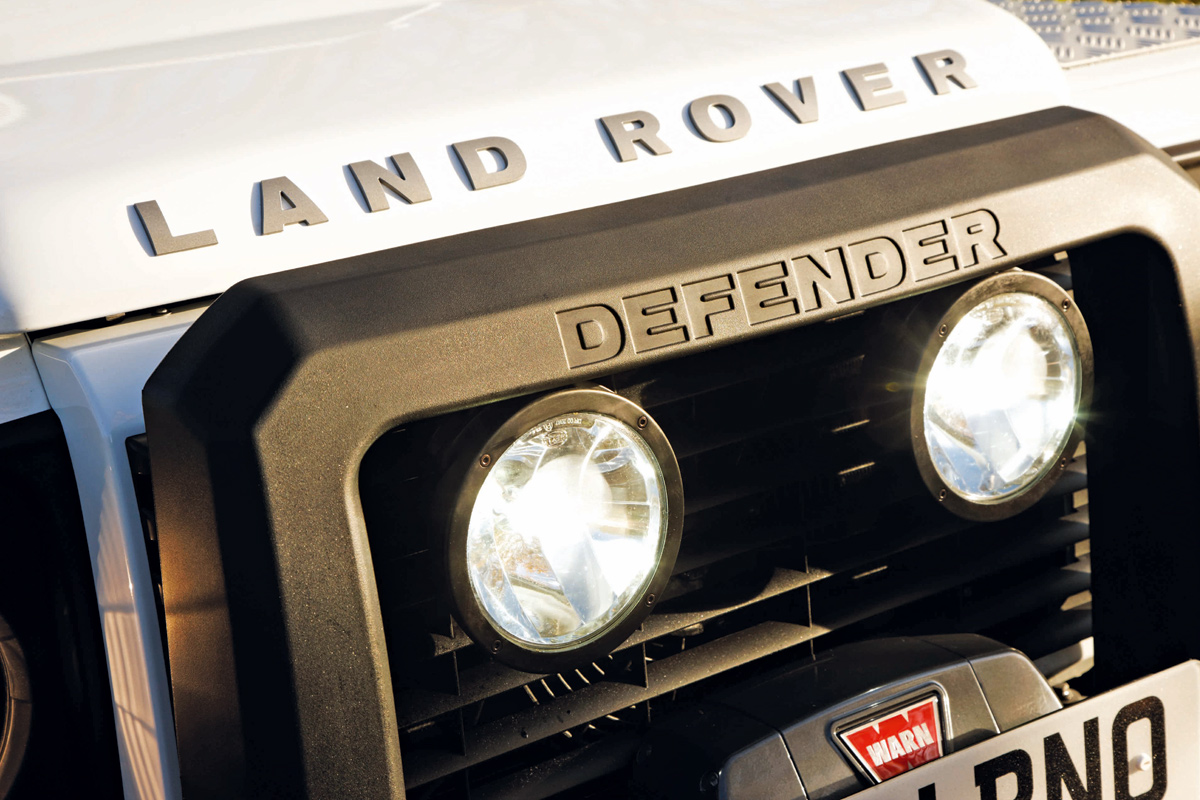 Land Rover Defender 2.2D XS grille