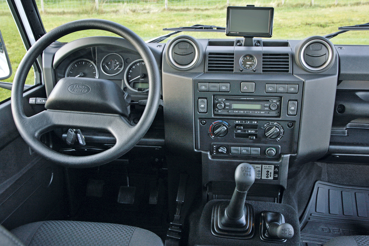 Land Rover Defender 2.2D XS dash
