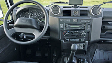Land Rover Defender 2.2D XS dash