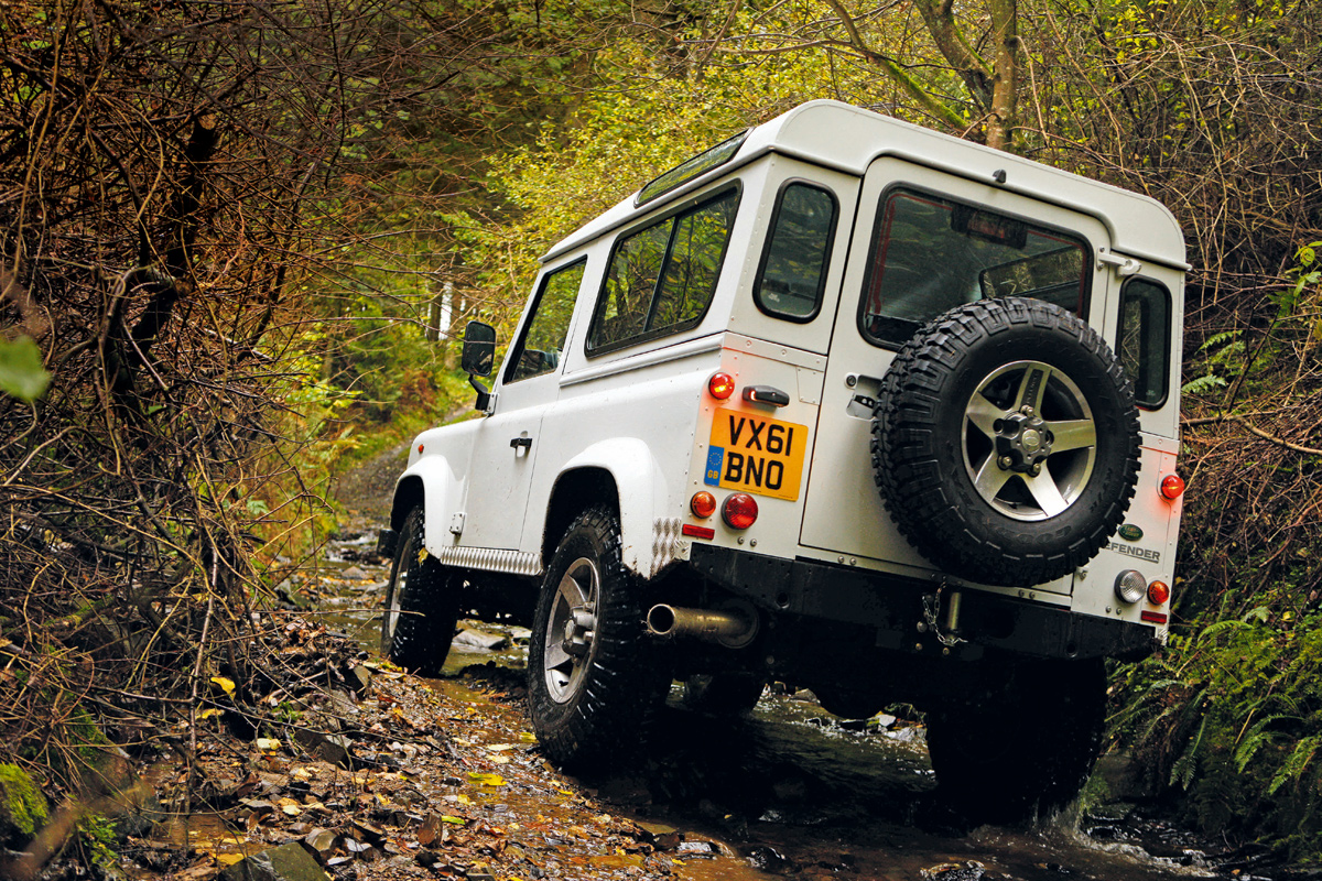 Land Rover Defender 2.2D XS rear