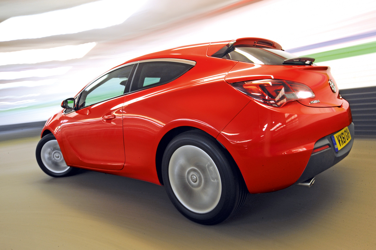 Vauxhall Astra GTC 1.4 Turbo SRi rear tracking