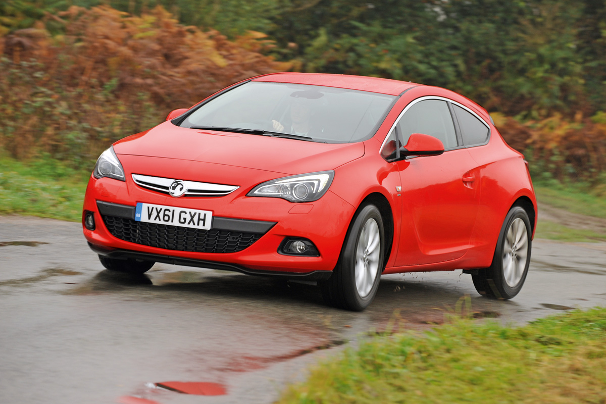 Vauxhall Astra GTC 1.4 Turbo SRi front cornering