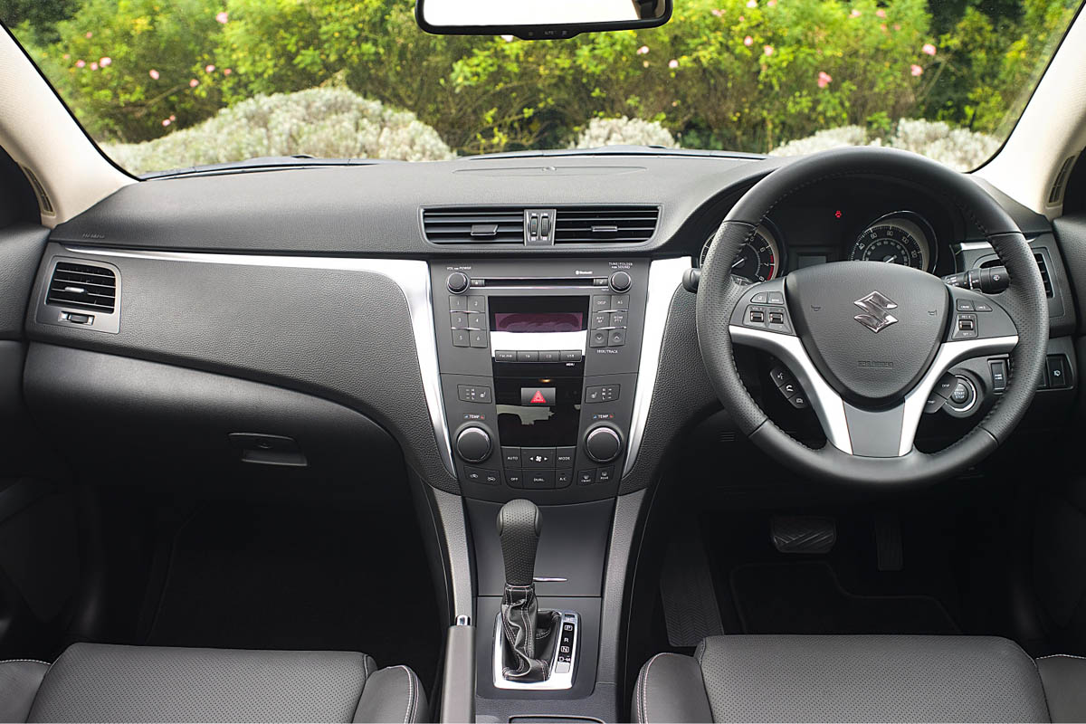 Suzuki Kizashi interior