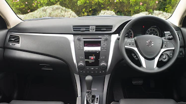Suzuki Kizashi interior