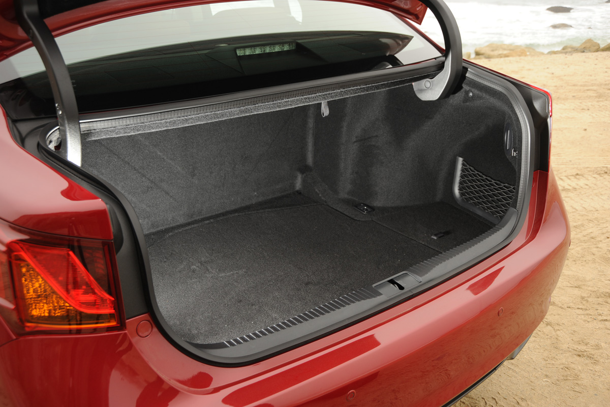 Lexus GS 450h boot