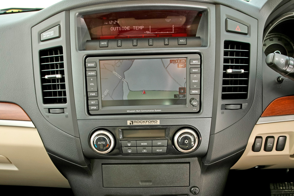 Mitsubishi Shogun SG4 centre console