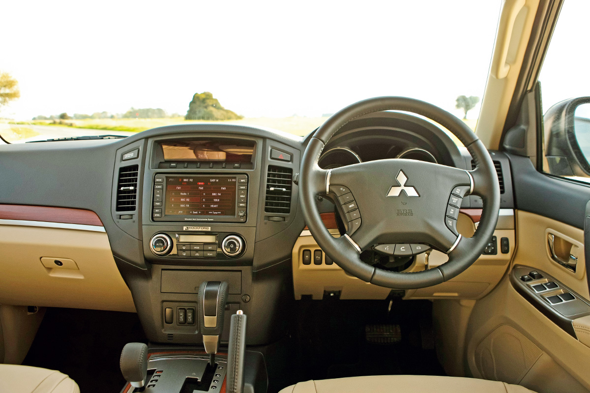 Mitsubishi Shogun SG4 dash