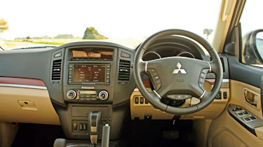 Mitsubishi Shogun SG4 dash