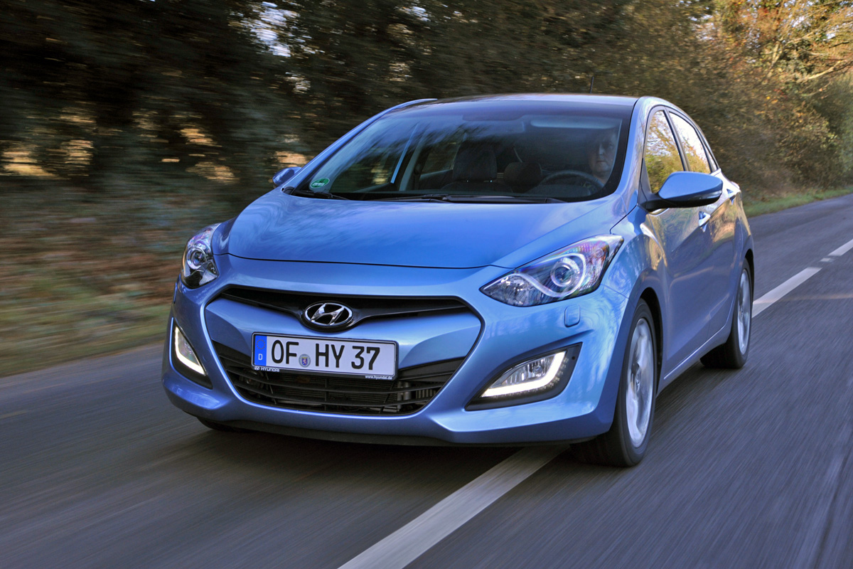 Hyundai i30 UK drive front tracking