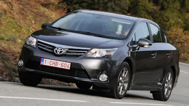 Toyota Avensis 2.0 D-4D front cornering