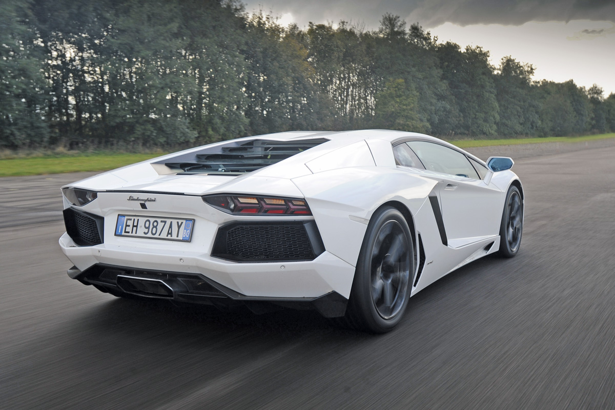 Lamborghini Aventador rear tracking