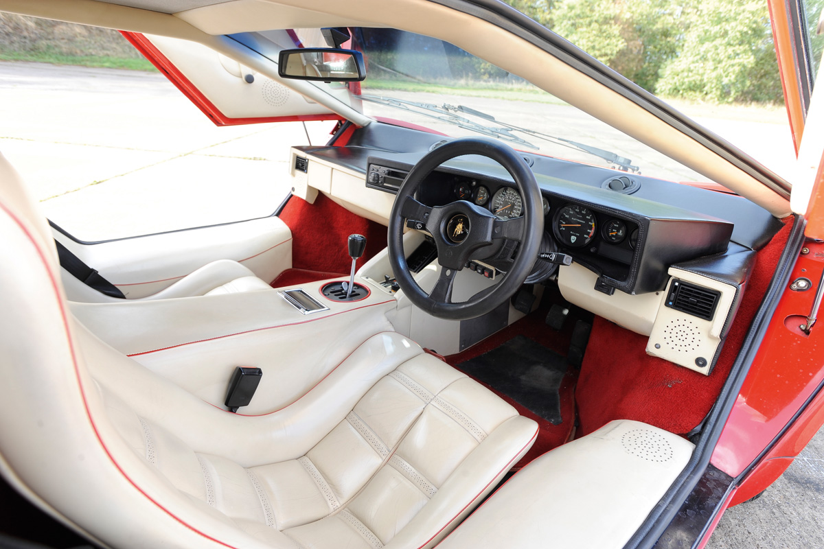 Lamborghini Countach 5000 QV dash