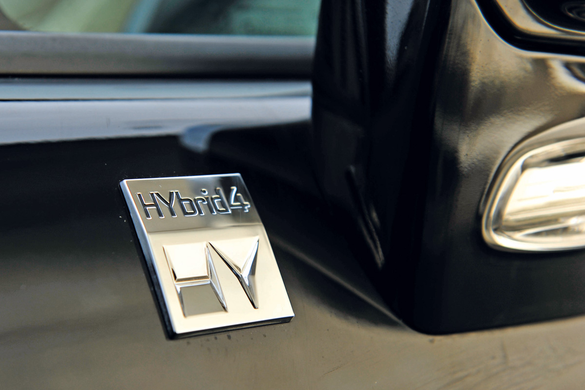 Peugeot 3008 HYbrid4 badge