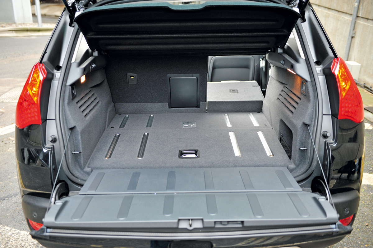 Peugeot 3008 HYbrid4 boot