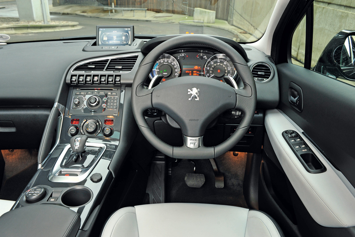 Peugeot 3008 HYbrid4 dash