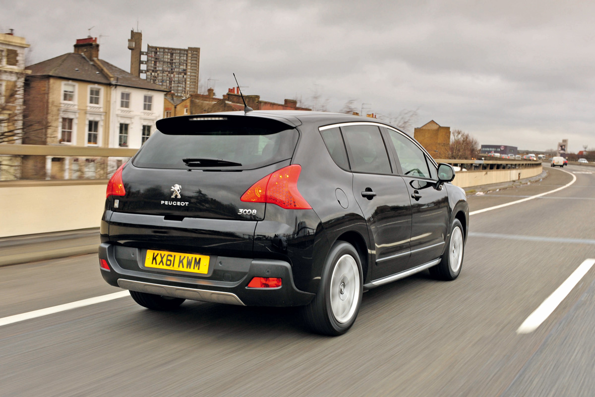 Peugeot 3008 HYbrid4 rear tracking