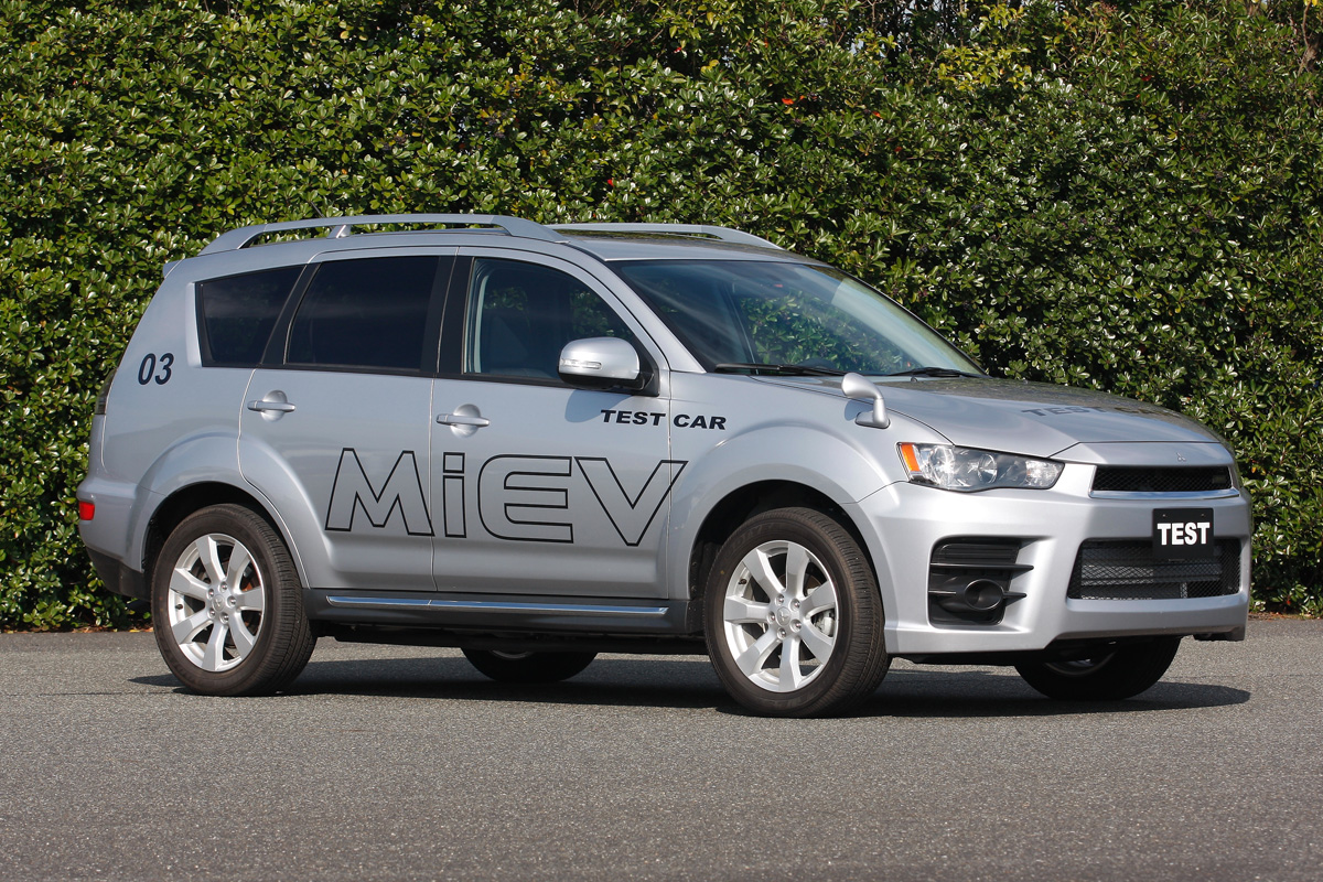 Mitsubishi Outlander PHEV front three-quarters