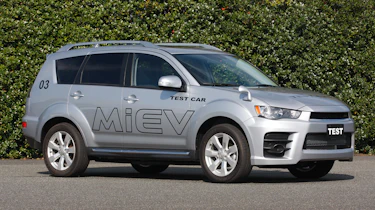 Mitsubishi Outlander PHEV front three-quarters