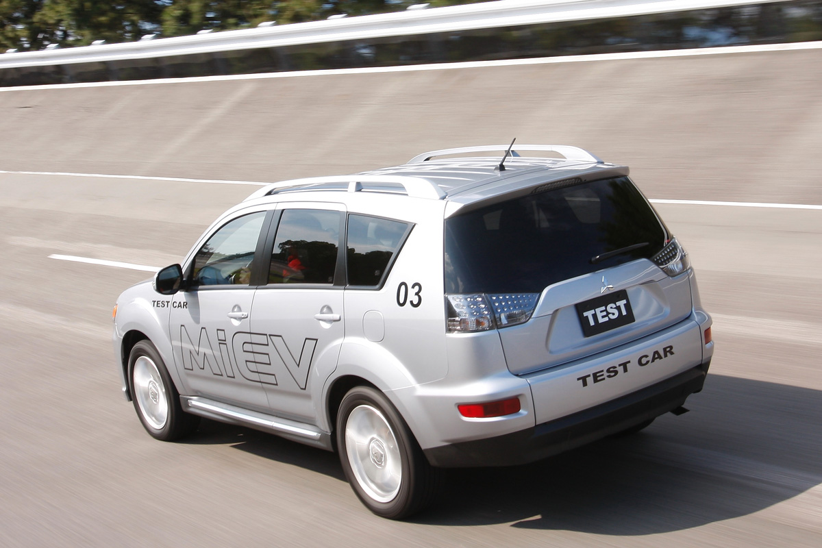 Mitsubishi Outlander PHEV rear tracking
