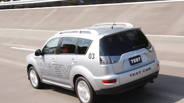 Mitsubishi Outlander PHEV rear tracking
