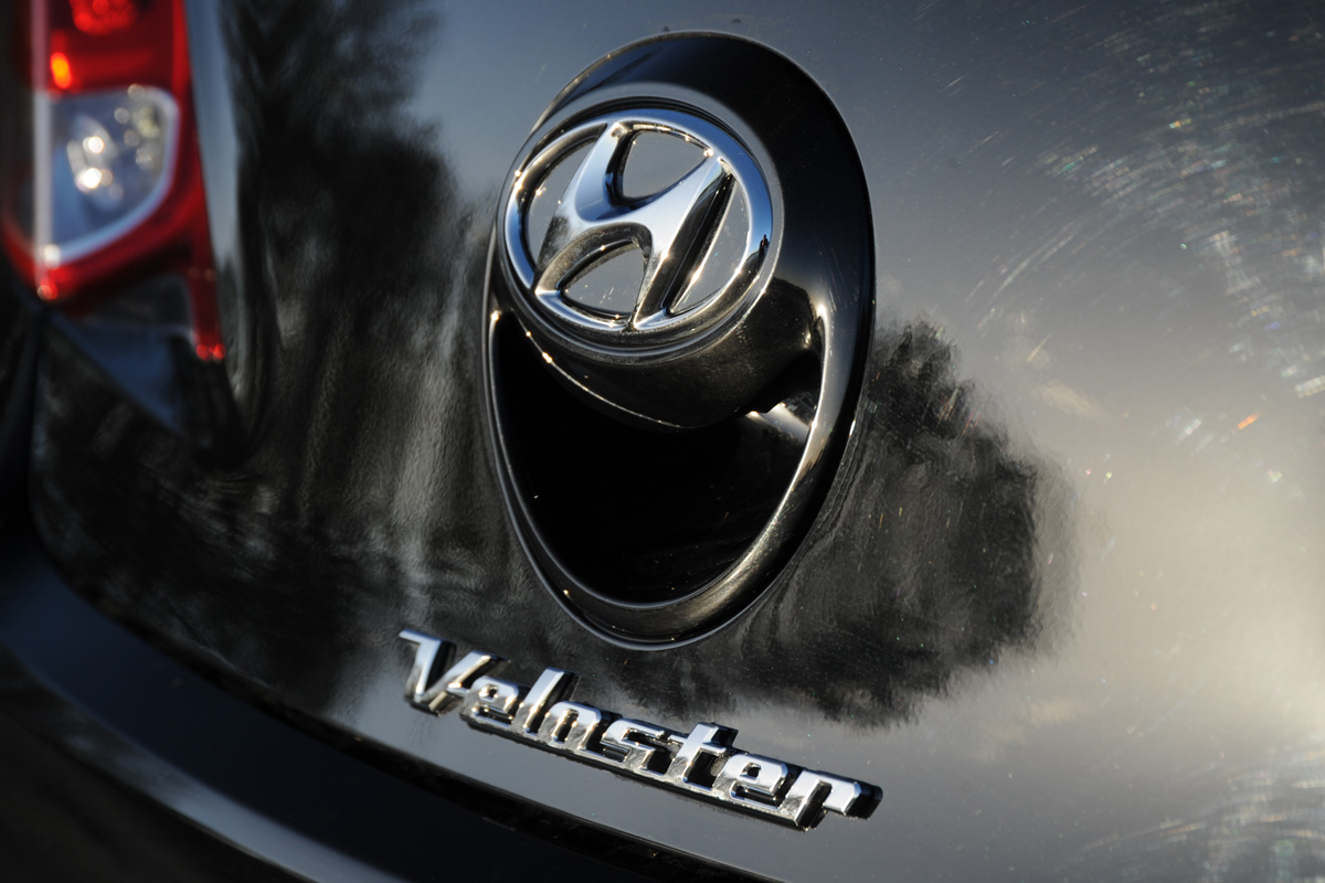 Hyundai Veloster badge