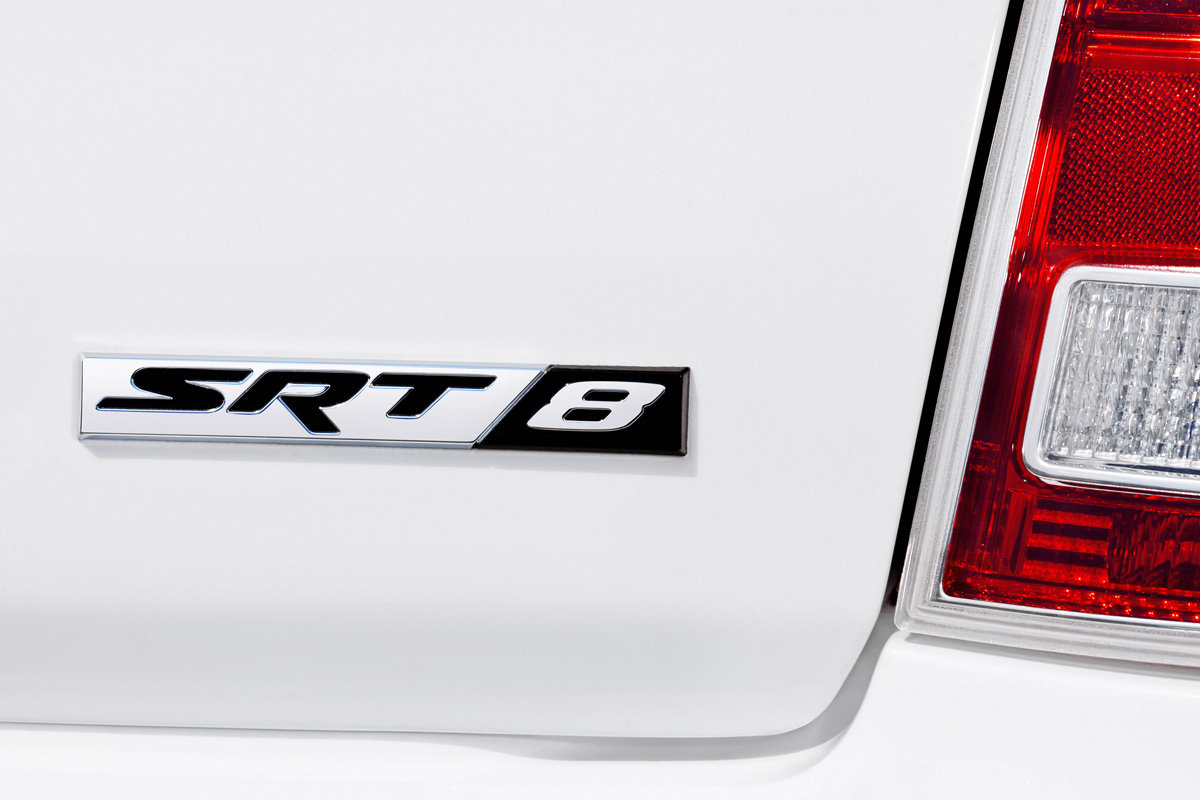 Chrysler 300C SRT8 badge
