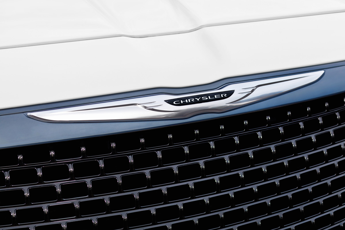 Chrysler 300C SRT8 badge