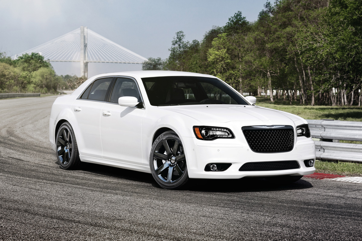 Chrysler 300C SRT8 front cornering