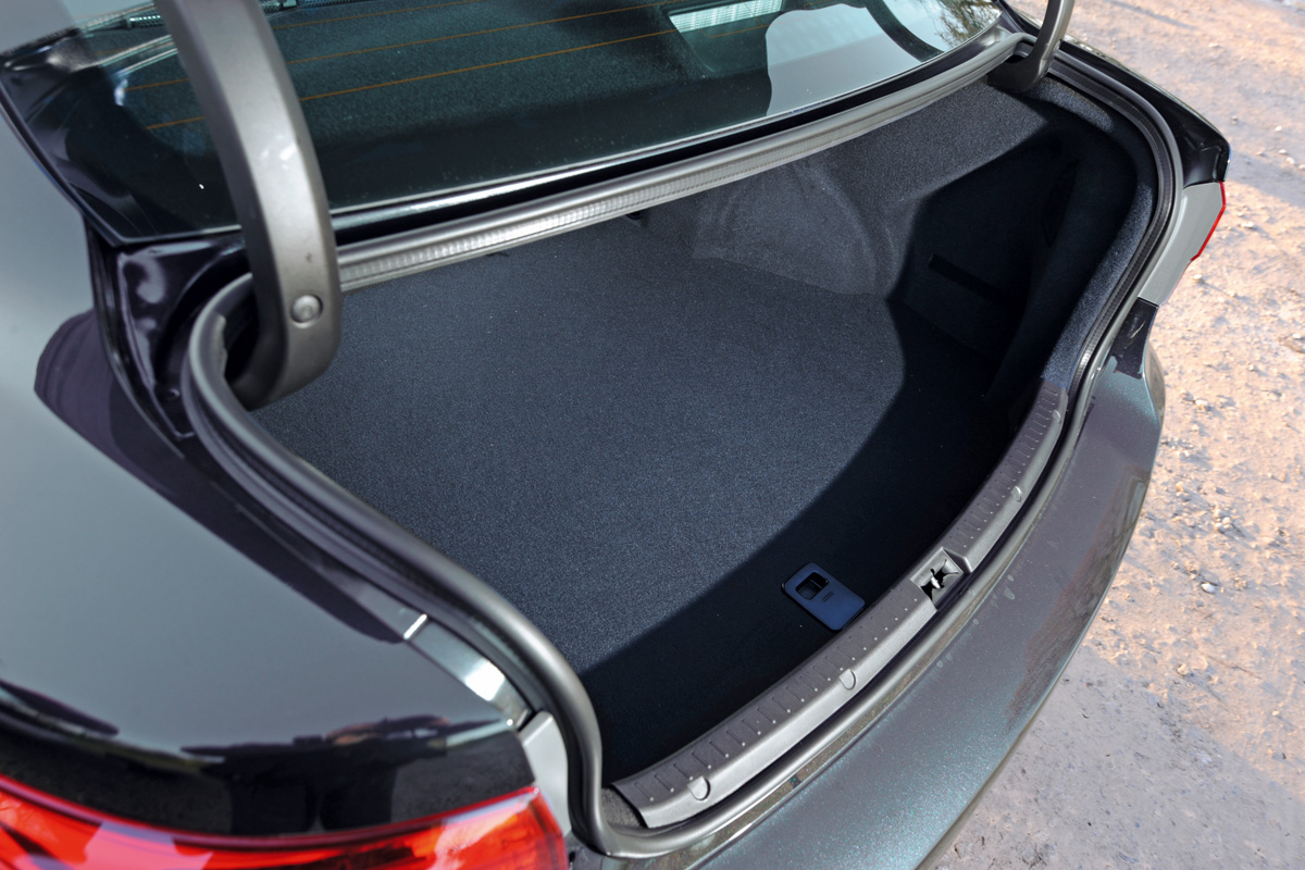 Toyota Avensis boot
