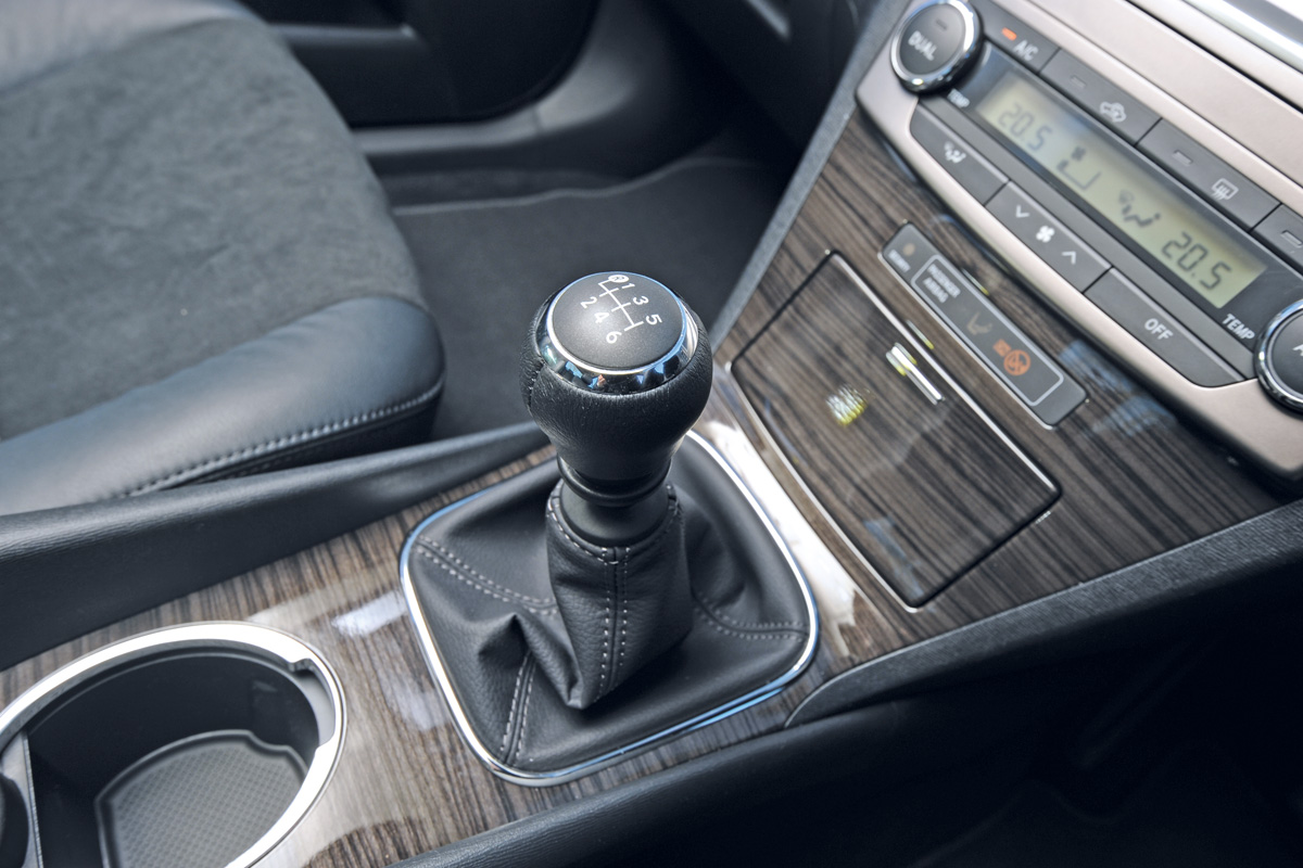 Toyota Avensis gear lever
