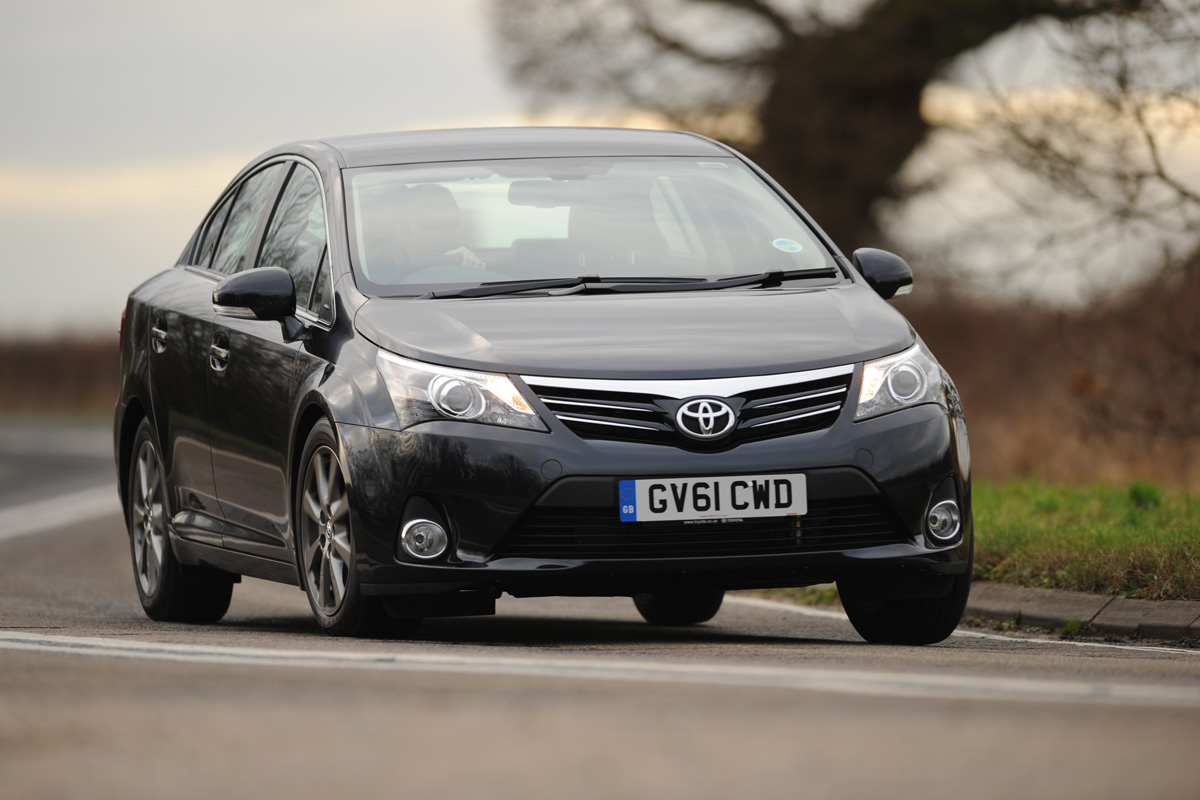 Toyota Avensis front cornering