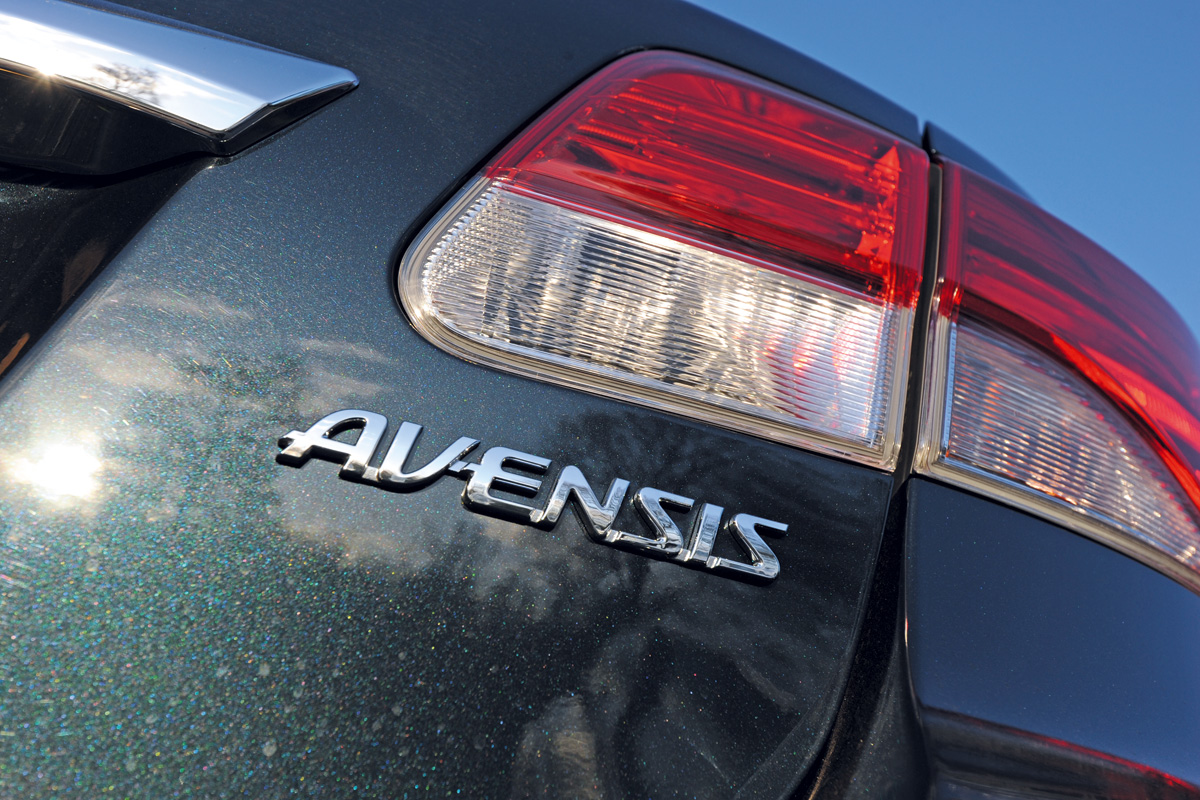 Toyota Avensis badge