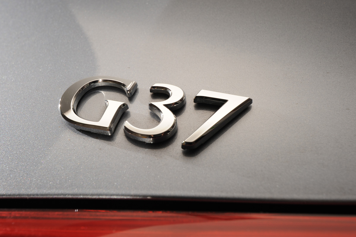 Infiniti G37 Convertible badge