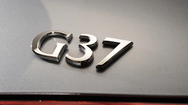 Infiniti G37 Convertible badge