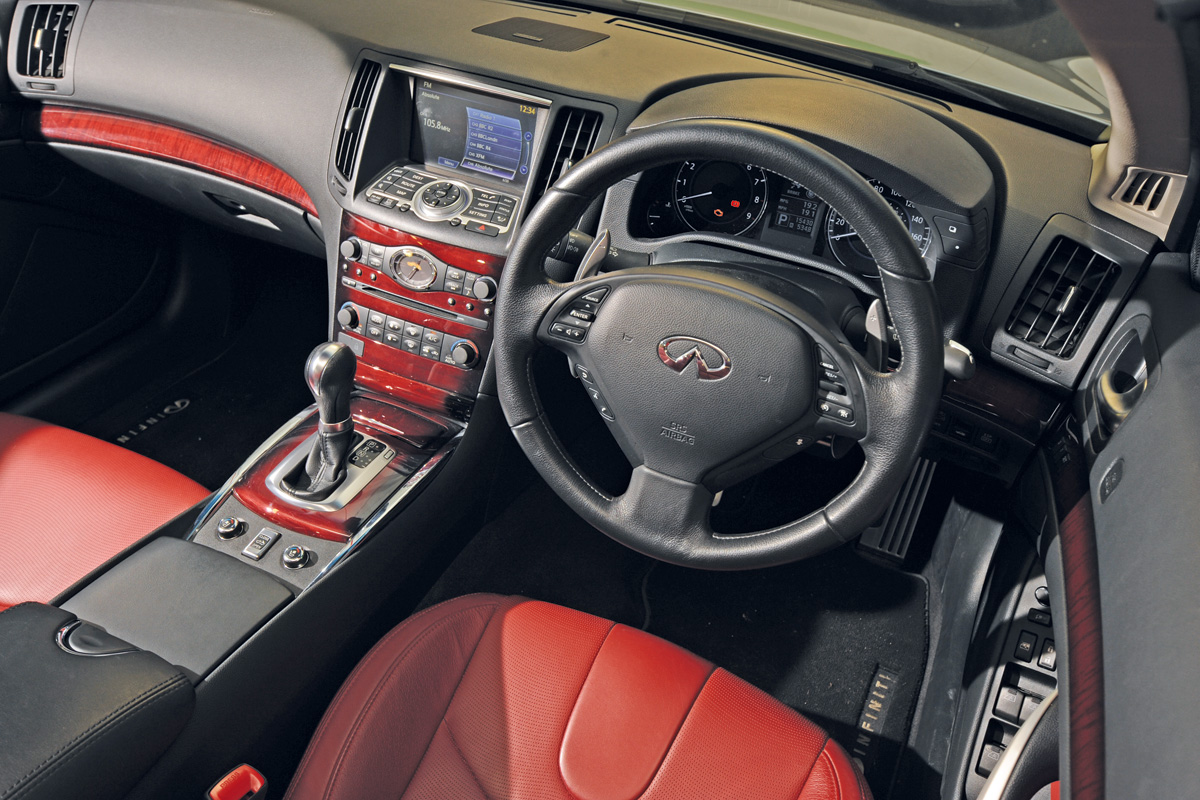 Infiniti G37 Convertible dash