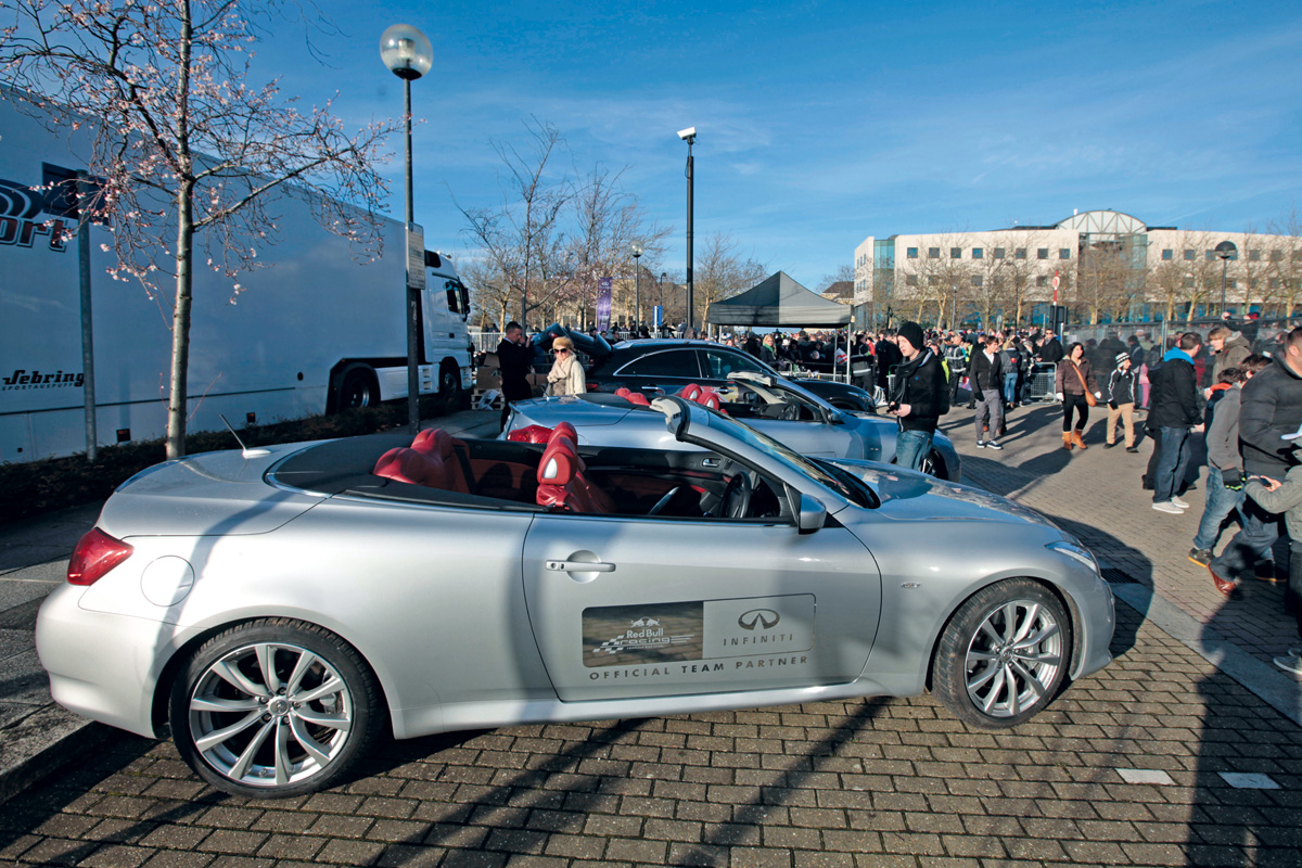Infiniti G37 Convertible profile