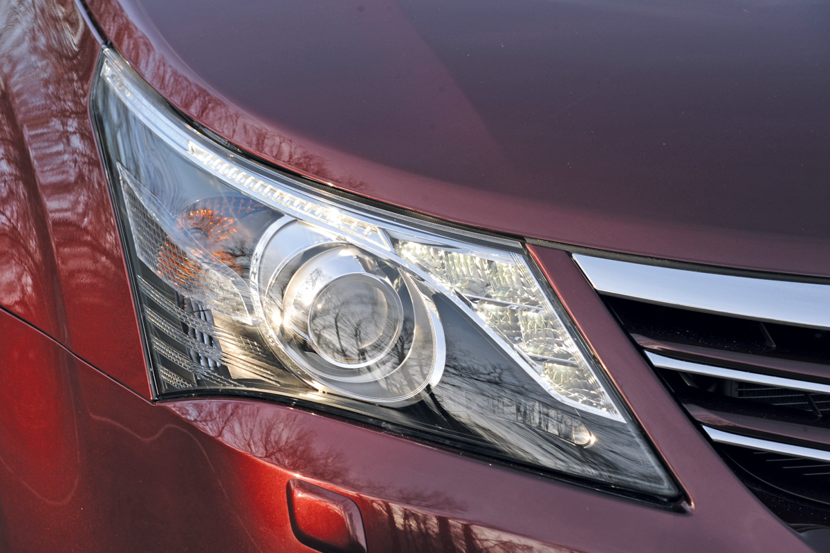 Toyota Avensis Tourer front light