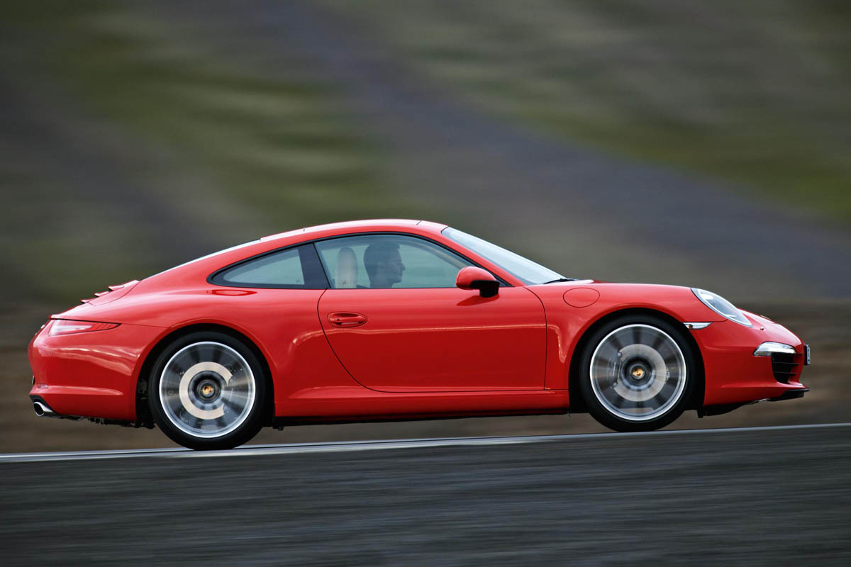 Porsche 911 Carrera S panning