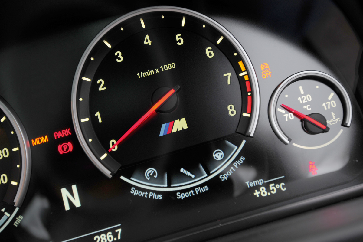 BMW M5 dials