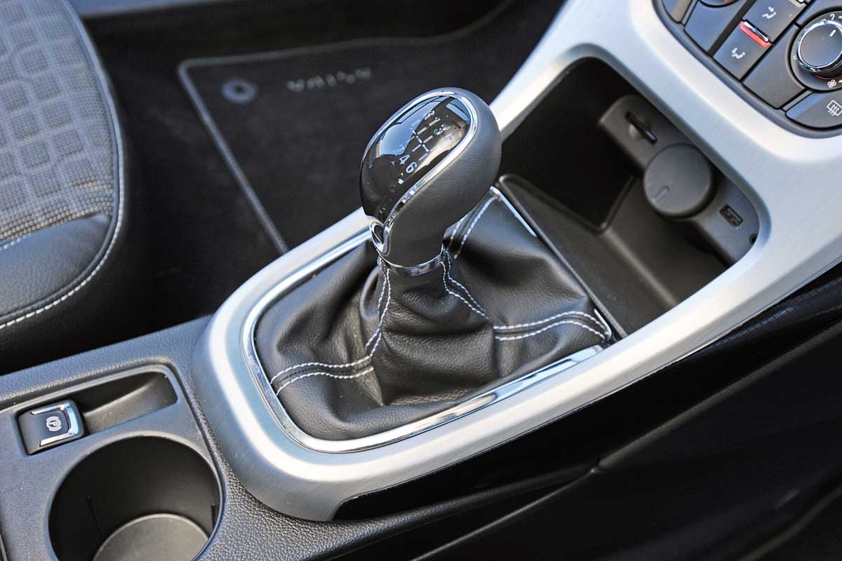 Vauxhall Astra GTC gear lever