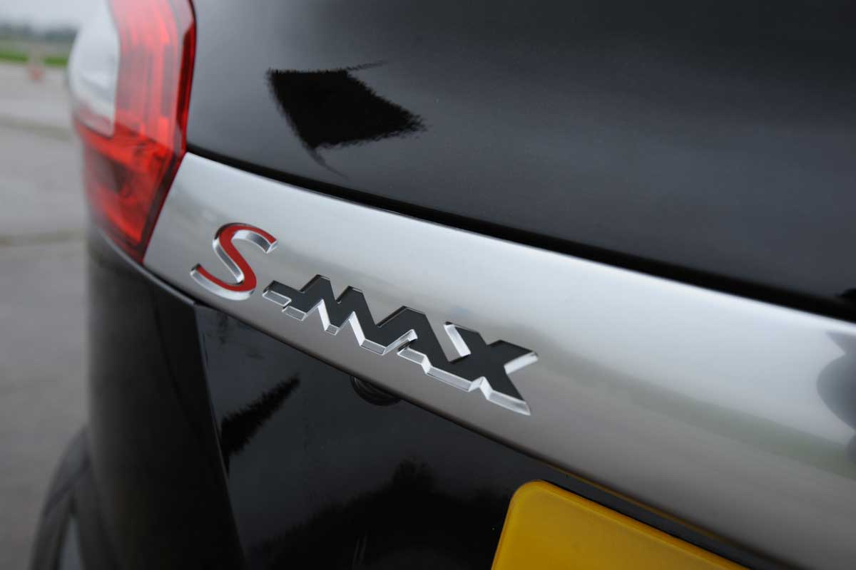 Ford S-MAX 2.0 TDCi Titanium badge