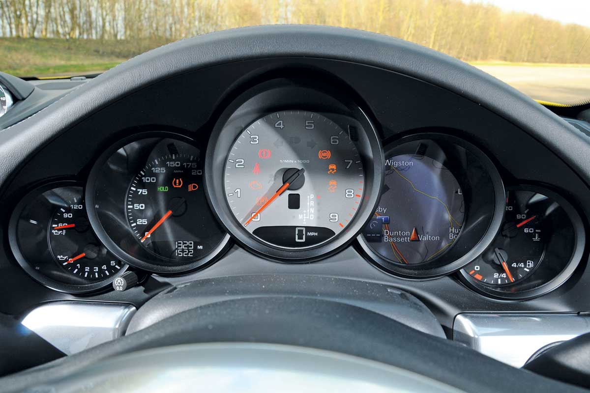 Porsche 911 Carrera S dials