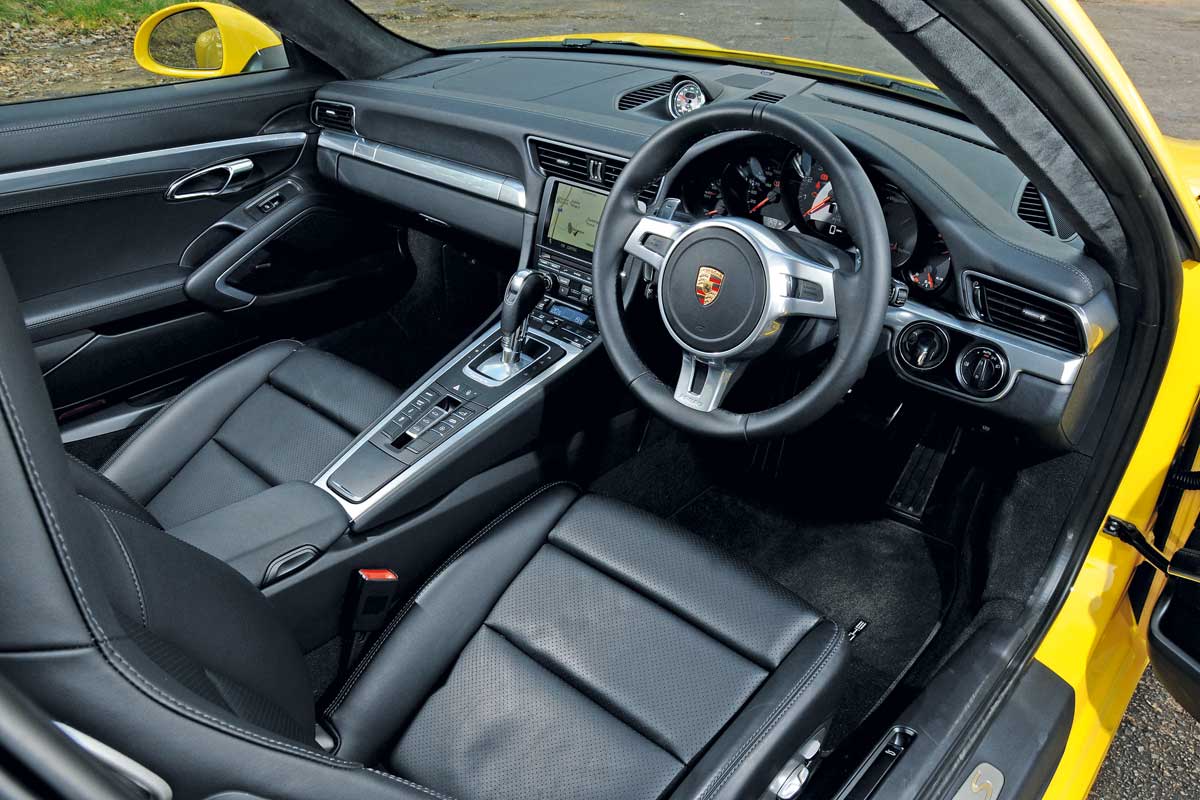 Porsche 911 Carrera S interior